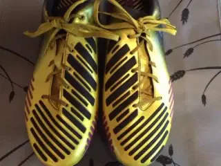 Adidas fodboldstøvle størrelse 41.