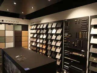 Vægplader med parti Låger, bordpladeprøver, greb m.m.