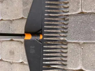 Fiskars ergonomisk løv-/ græsrive