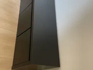 Bænk med tre skuffer på hjul