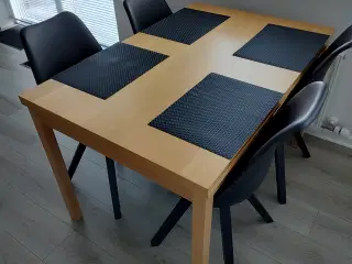 Spisebord i lakeret bøg 
