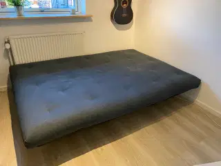 Sovesofa og tilhørende topmadras