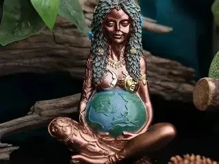 * Moder Jord-figur (Gaia-gudinde) siddende i Lotus