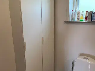 2 stk. væghængte højskabe