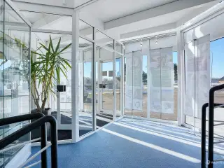 Højloftet lager med 2 store porte samt administration i 2 etager tæt på E20/E47 og Ring 4