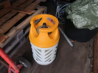 Gasflaske, murerspand samt vandslange