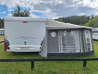 Flot stor campingvogn med næsten nyt fortelt.