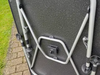 Camping bord stole hynder tallerkener og glas 