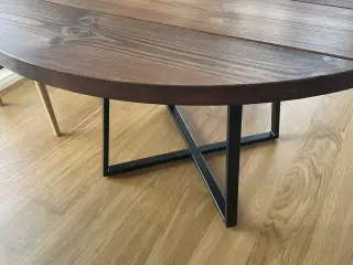 Spisebord i massiv træ