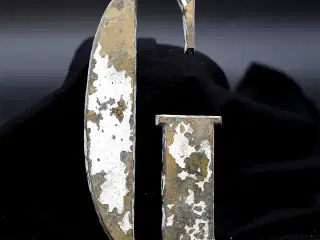 Messing facadebogstav “G” – rå patina