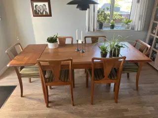 Spisebord med 6 stole