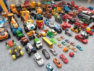 Omkring 100 stk. store og små legetøjsbiler.