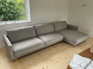 Stor sofa med chaiselong , lysegrå