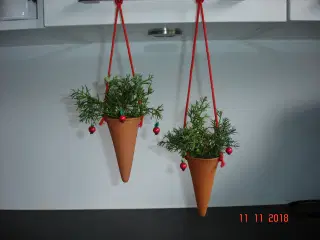 Julepynt, lerkræmmerhuse m æbler