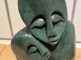 Sten figur mor og barn