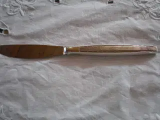 Diverse knive i sølvplet. 