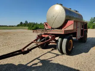 - - - 8000 liter vandvogn