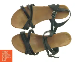 Sorte sandaler, str. 37 fra Porronet (str. 37 )