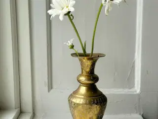 Indisk messingvase m ciseleringer