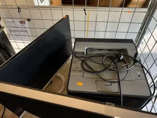 Monitorer LG og DELL, printer og studio højttaler