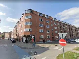 Tørt, lyst og pænt kælderlokale med central placering i Aalborg