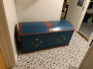 Flot gammel kiste med låg