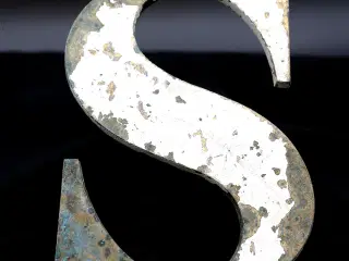 Messing facadebogstav “S” – rå patina