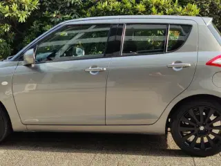 Suzuki Swift 1,2 dualjet 16V Club 90 HK 5d