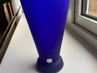 Flot mørk blå vase fra blåfarveværket i Norge