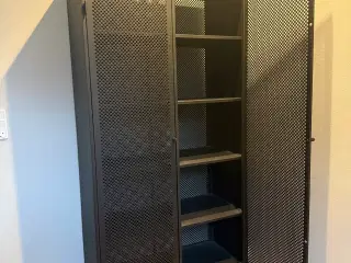 Sort metal skab med perforeret lãger og bagside 