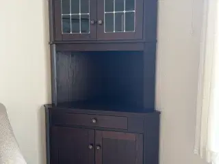 Hjørneskab i mørkt træ