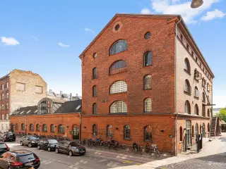Lyst og højloftet kontormiljø i tidligere fabriksbygning på Østerbro