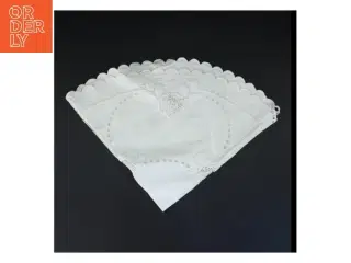 Broderet hvid lysedug med hedebosyning (str. Ø 57 cm)