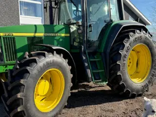 John Deere 6910