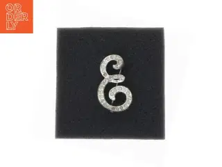 Sølvfarvet broche med sten (str. 3,5 x 2 cm)
