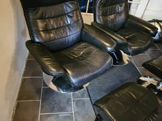 Lænestole  sorte med skammel brugte med brugsspor