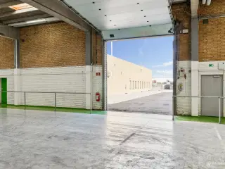 1.629 m² logistikejendom med last mile-placering og nyinstalleret rampe i Hvidovre