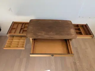 Meget flot og gammelt symbord