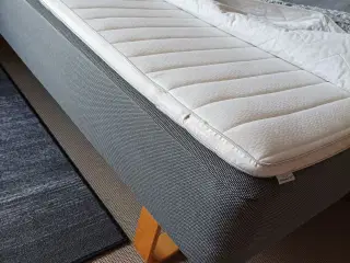 Næsten ny seng med topmadras 