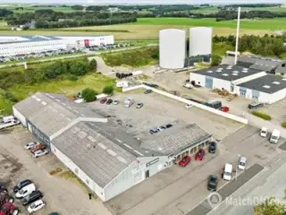 Bilforretning med meget udenomsplads
