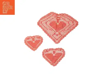 Hæklede hjerteformede dækkeservietter (str. 15 cm og 18 cm og 32 cm)