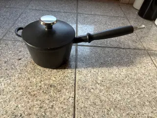 Fin sort støbejerns kasserolle m. Støbejernslåg