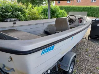 Crescent 465 Styrpult båd med defekt motor