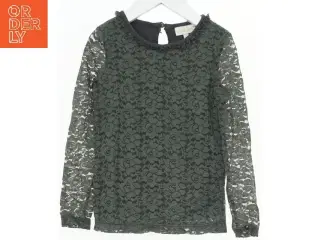 Bluse med blomsterblonder fra Pomp de Lux (str. 104)