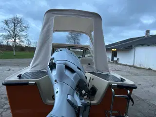 Kabinebåd med bådtrailer.