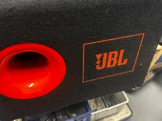 Jbl subwoofer og en forstærker 