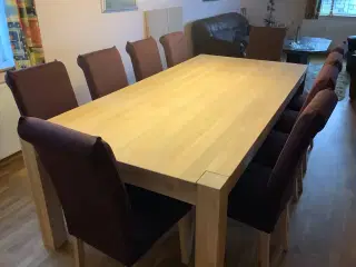 Spisebord med 10stole som nyt