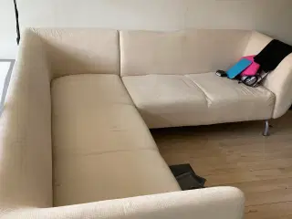 Gratis sofa, stor og blød, trænger til en vask