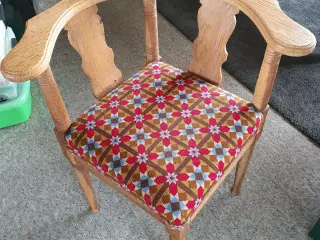 Antik stol med broderi