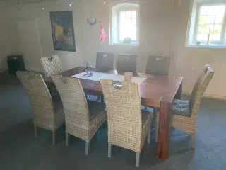 Spisebord med 8 stole